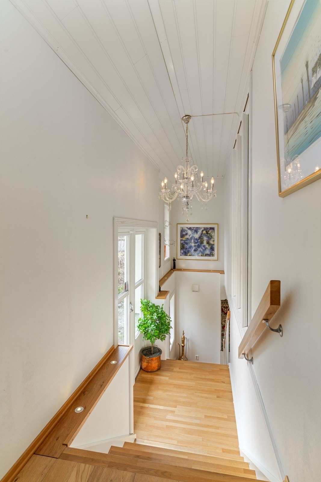 Trappegang fra entré og opp til hovedetasjen. Godt med lysinnslipp. Galleribilde