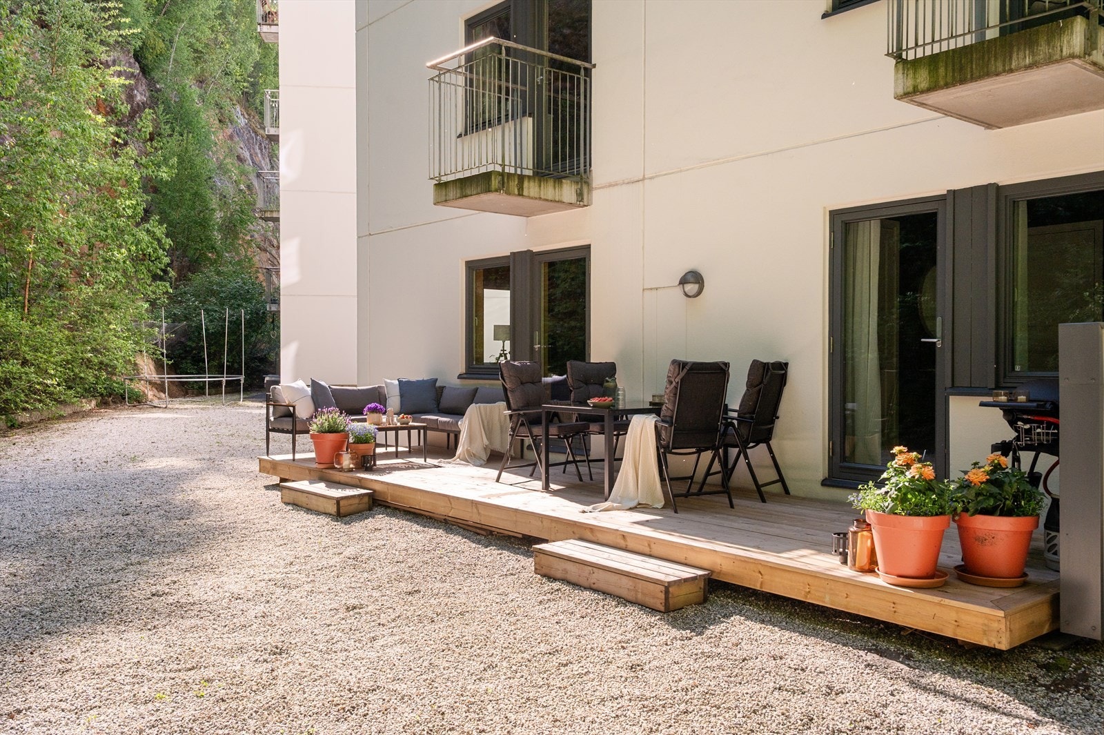 Det er ettermiddagssol på terrassen. Galleribilde