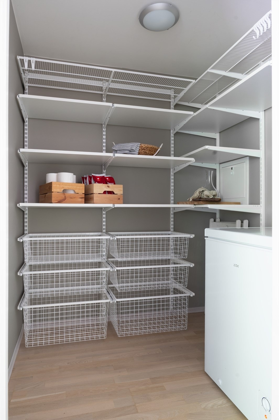 Det er montert Elfa hyllesystem og ny belysning - perfekt som oppbevaringsrom eller ekstra lagringsplass. Galleribilde