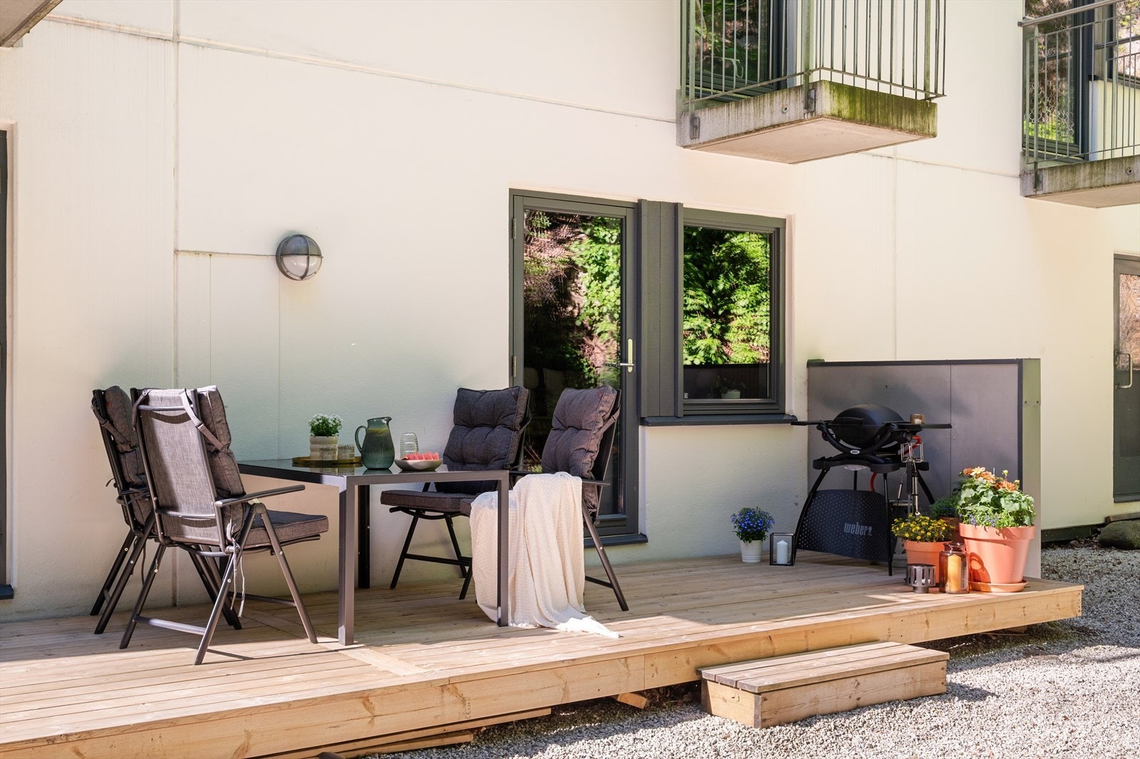 Ny terrasseplatting fra 2024 gir en lun og fin uteplass med mange møbleringsmuligheter. Galleribilde