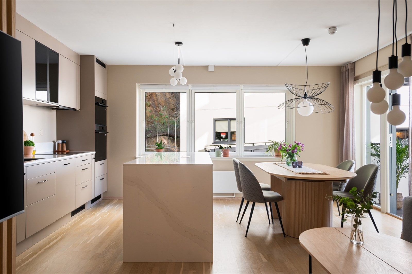 Stue/kjøkken har også nytt gardinoppheng og stilrene plisségardiner som følger. Galleribilde