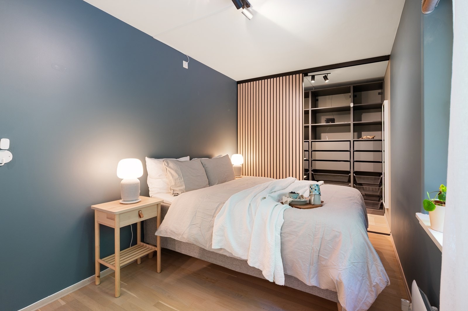 Stort og rolig hovedsoverom som ble oppgradert i 2023 med slipt gulv, nymalte overflater og installasjon av app-styrt Mill panelovn. Galleribilde