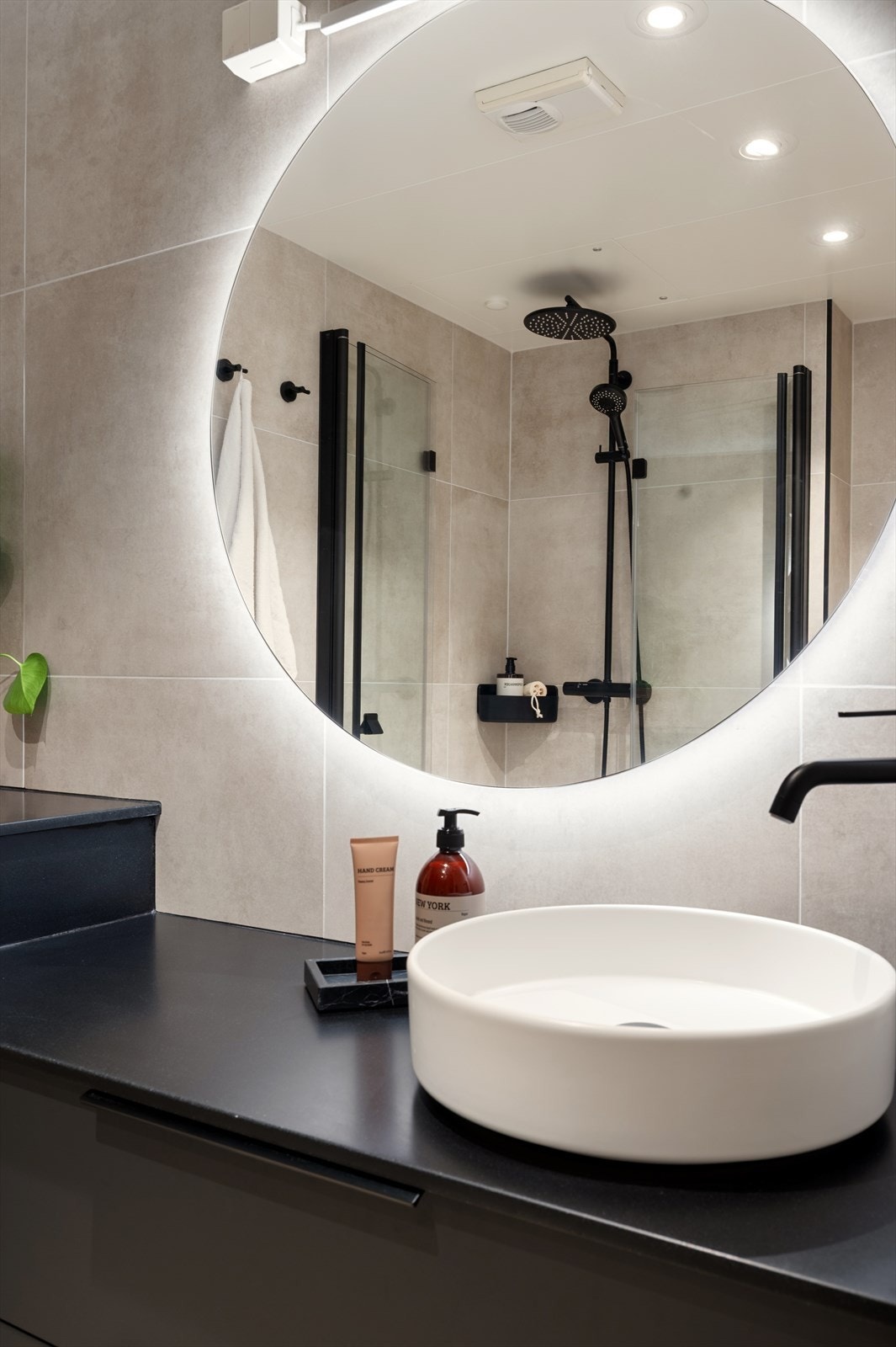 Benkeplate fra Kuma (Rector-serien) og opplegg for vaskemaskin. Galleribilde