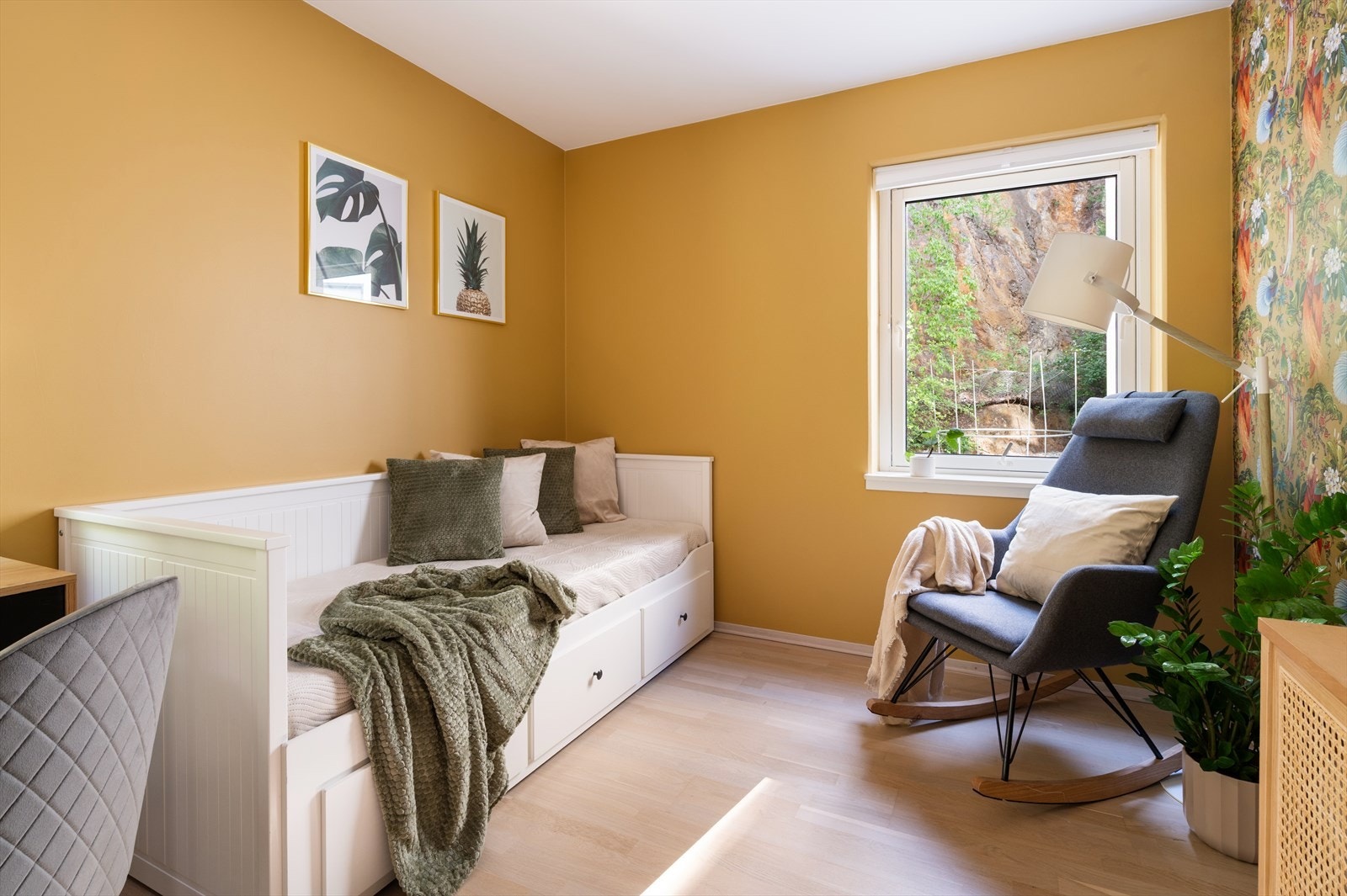 Svart romslig soverom med god plass til ønsket møblement. Galleribilde