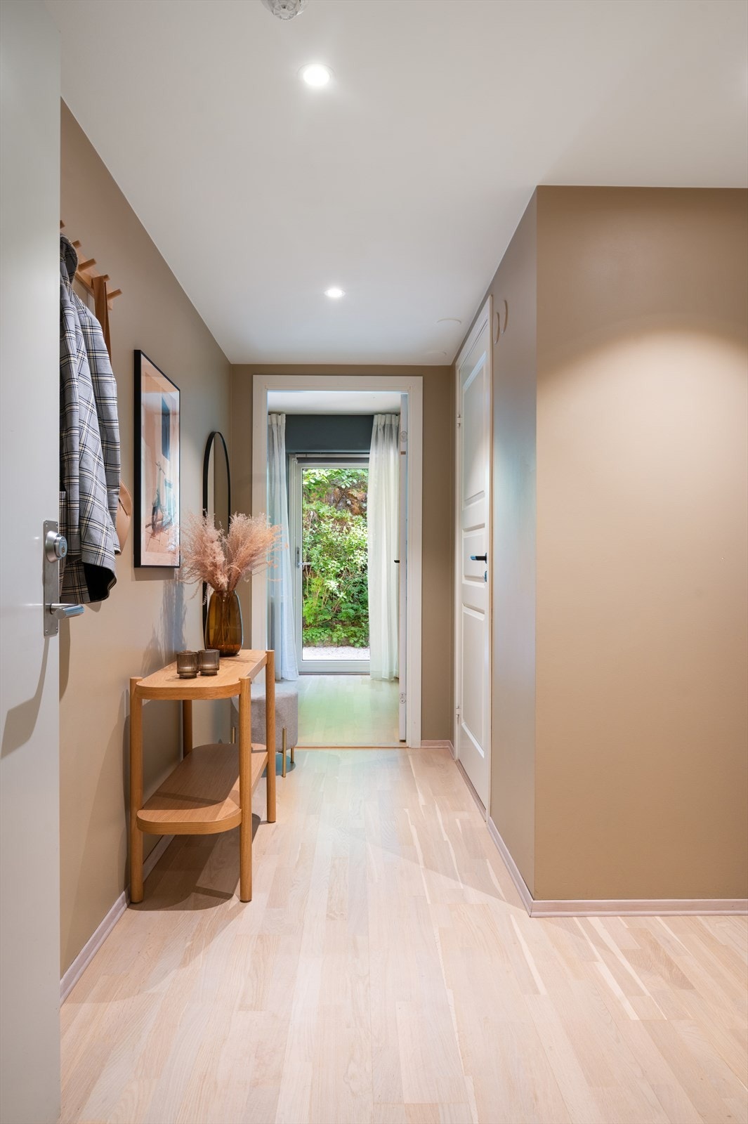 Velkommen inn i en lys og innbydende entré som binder boligen sammen på en naturlig måte. Galleribilde