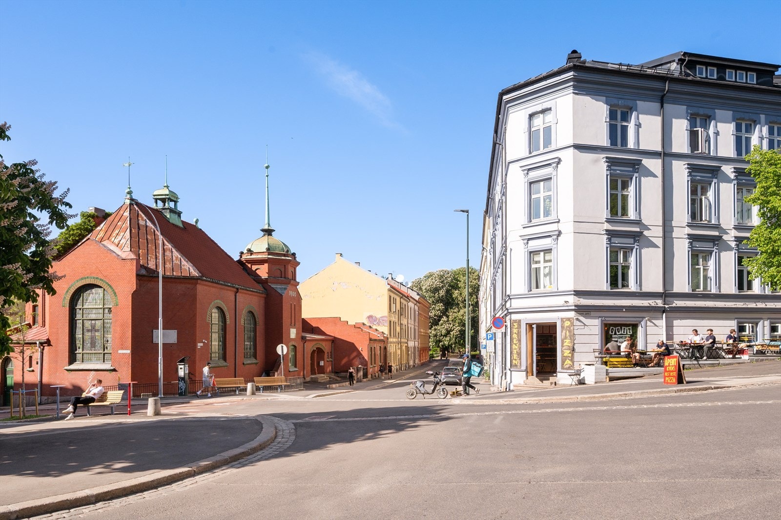 Skrenten pizza er en populær restaurant i nabolaget med uteservering på sommerstid. Galleribilde