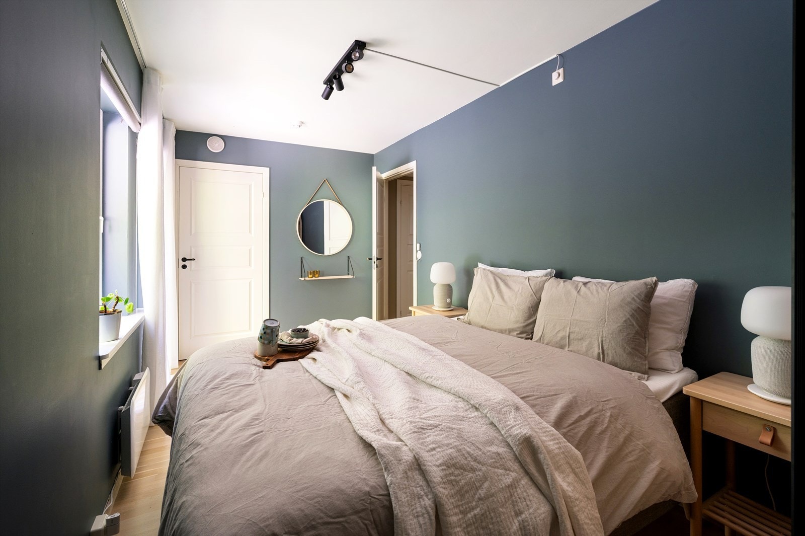 Hovedsoverommet har i tillegg dør inn til en innvendig bod som gir rom for lagring av f.eks. støvsuger, sportsutstyr etc. Galleribilde