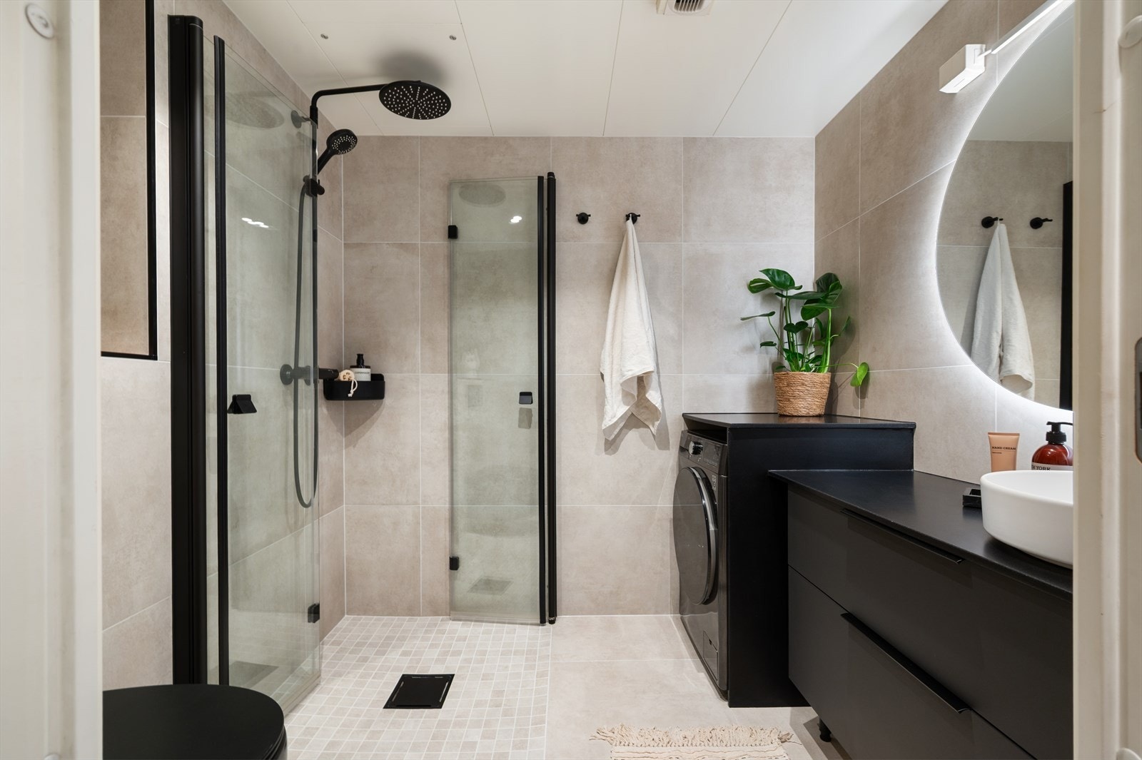 Delikat baderom fra byggeår, oppgradert i 2023 med ny innredning og lagt flis-på-flis. Galleribilde