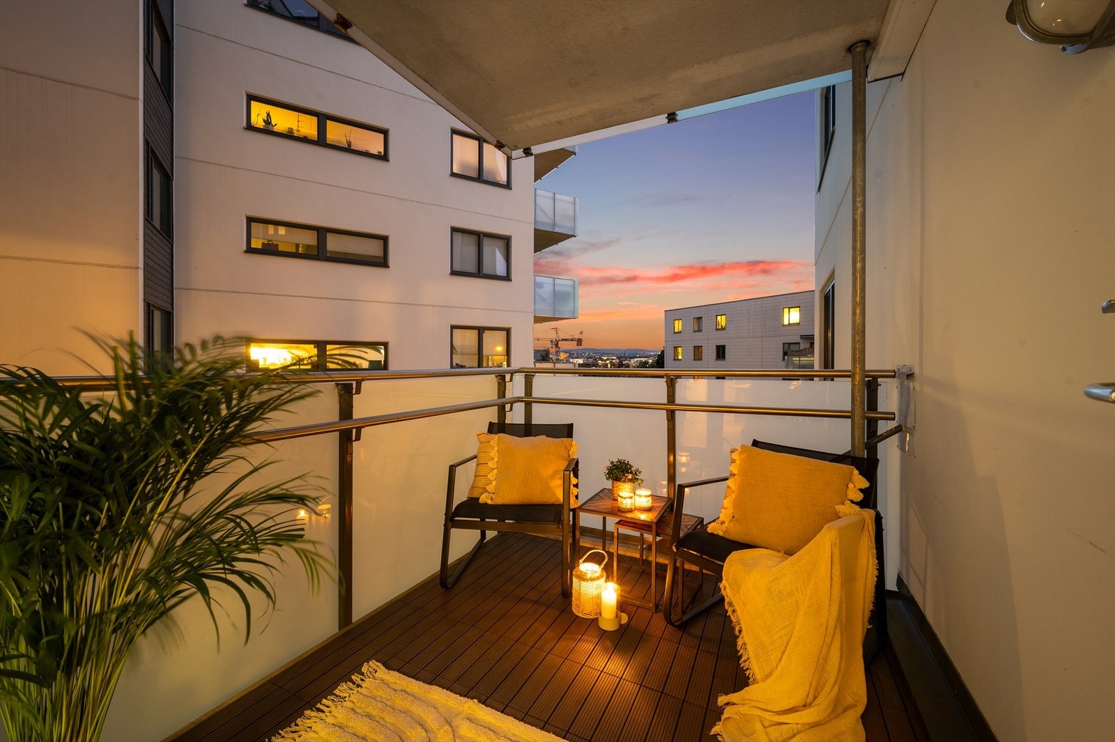 Skjermet og overbygget balkong på ca. 5 kvm. som vender mot nordvest. Galleribilde