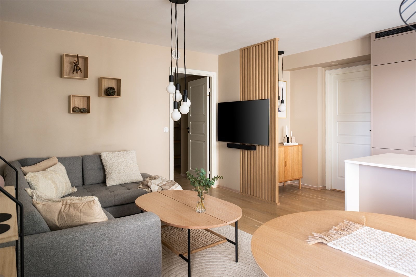 Vegger og tak ble malt samme år, og rommet er oppgradert med nye taklamper, en ny stikkontakt og en moderne Mill panelovn som kan styres via app. Galleribilde