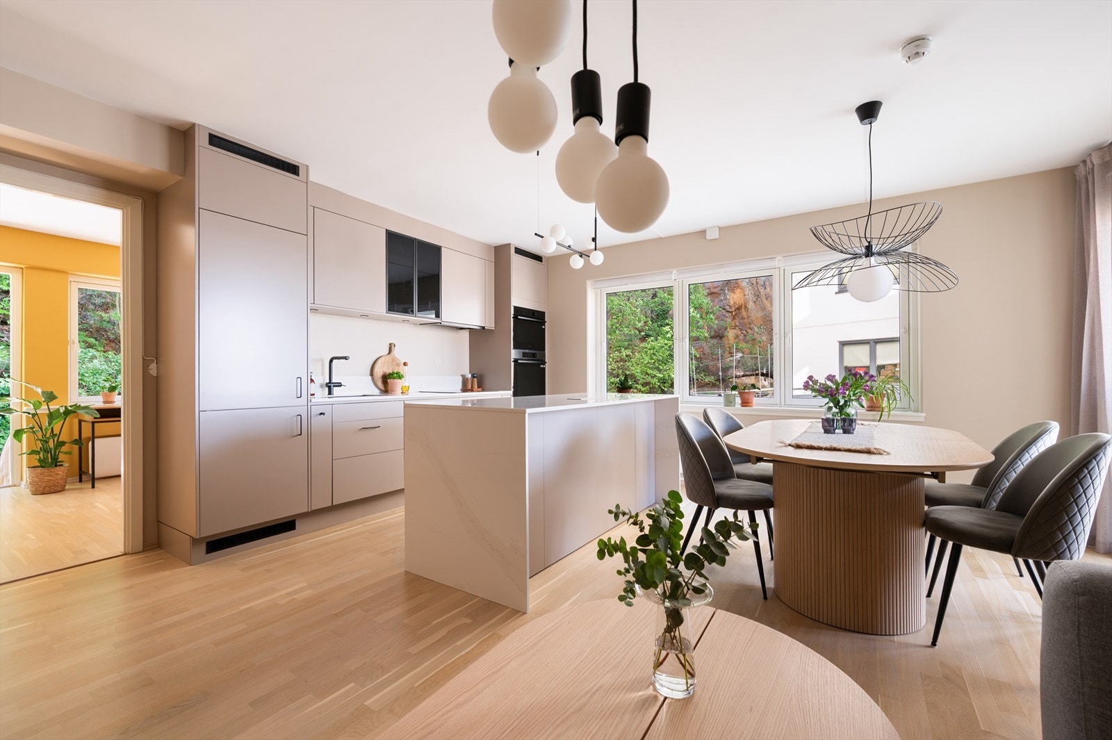 Dette er en attraktiv og rålekker 3-roms leilighet, med fin beliggenhet i 4. etasje. Galleribilde