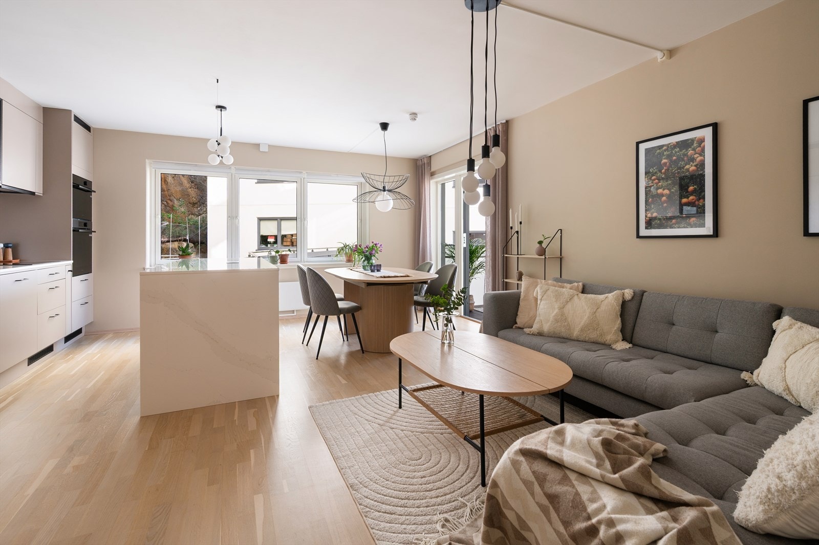 Boligen ble renovert i 2023 med oppgradering av overflater, smartbelysning, kjøkken, bad m.m. Galleribilde