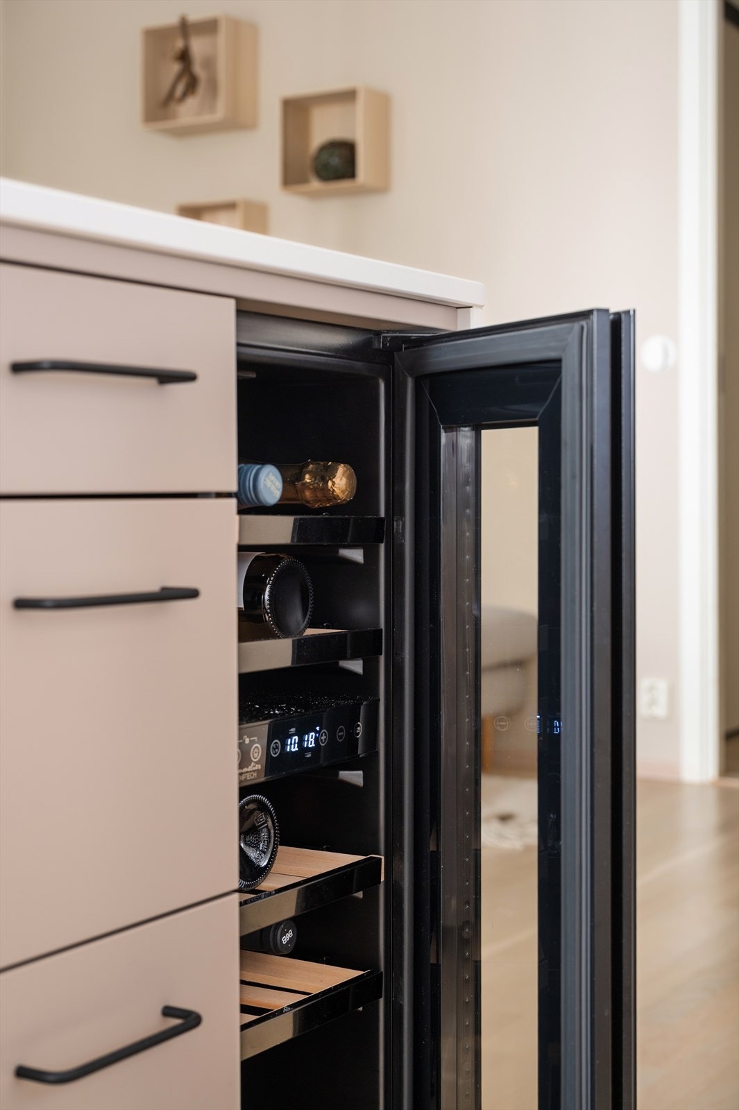 Integrerte hvitevarer som kjøle-/fryseskap, oppvaskmaskin, ovn, kombiovn, vinskap og induksjonstopp følger med, og flere av disse kan styres med app. Galleribilde