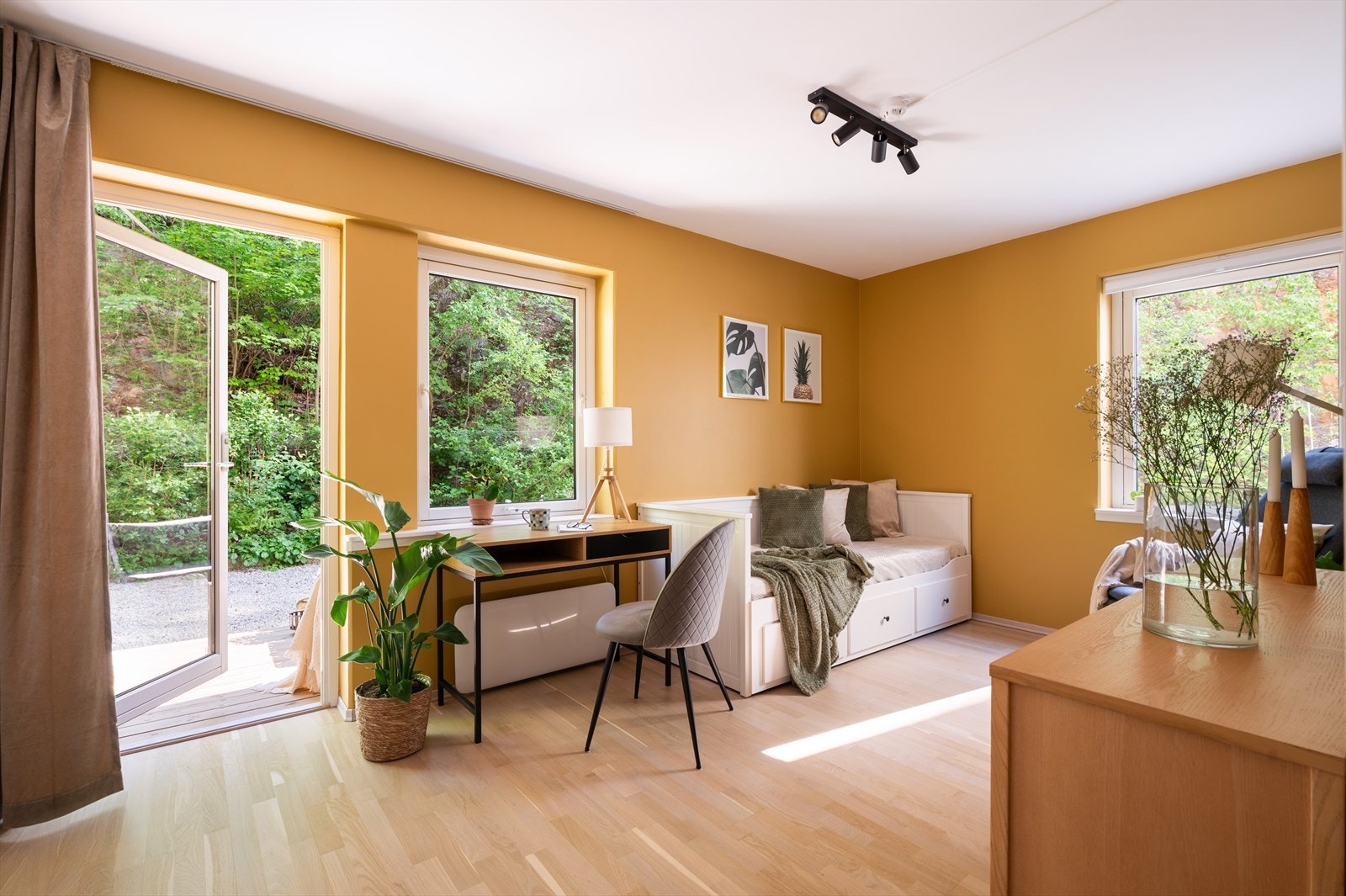 Soverom 2 har store vindusflater fra to retninger slipper inn godt med dagslys, og det er direkte utgang til terrasseplattingen. Galleribilde