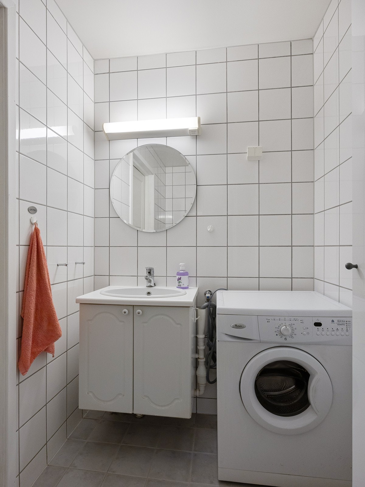 Videre har badet toalett, dusjhjørne med skyvedører og opplegg for vaskemaskin. Galleribilde