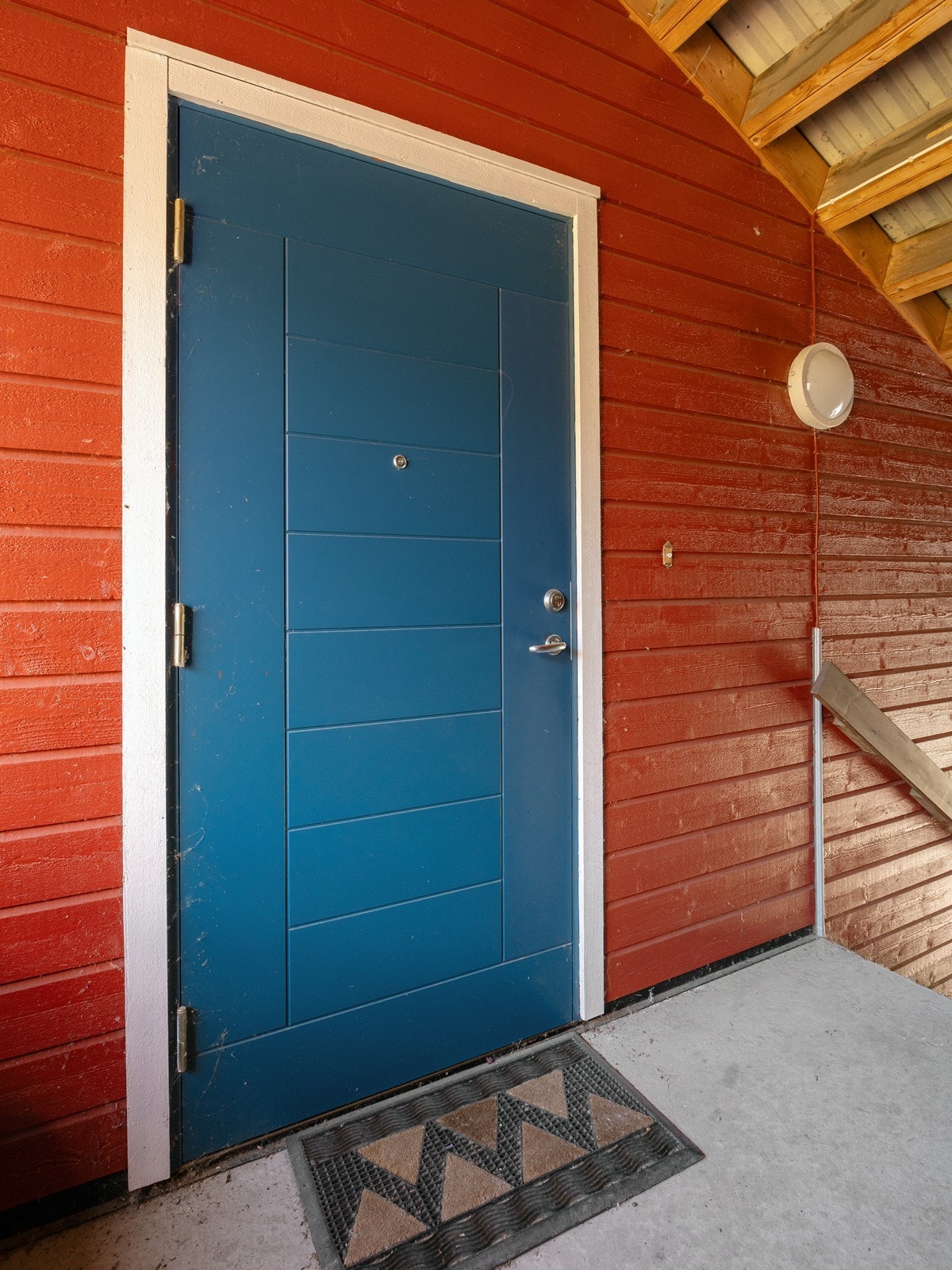 Leiligheten ligger i andre etasje og har egen inngang via en overbygd ytterdør. Galleribilde