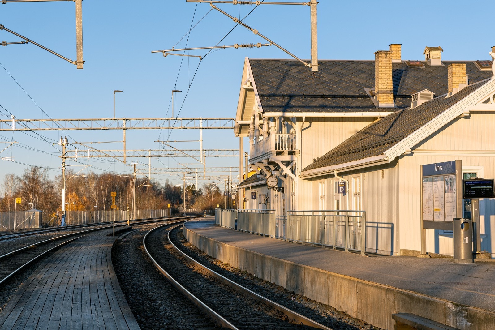 Pendler du? Ja, da har Årnes både buss og togforbindelse med jevne avganger til hovedstaden. Galleribilde