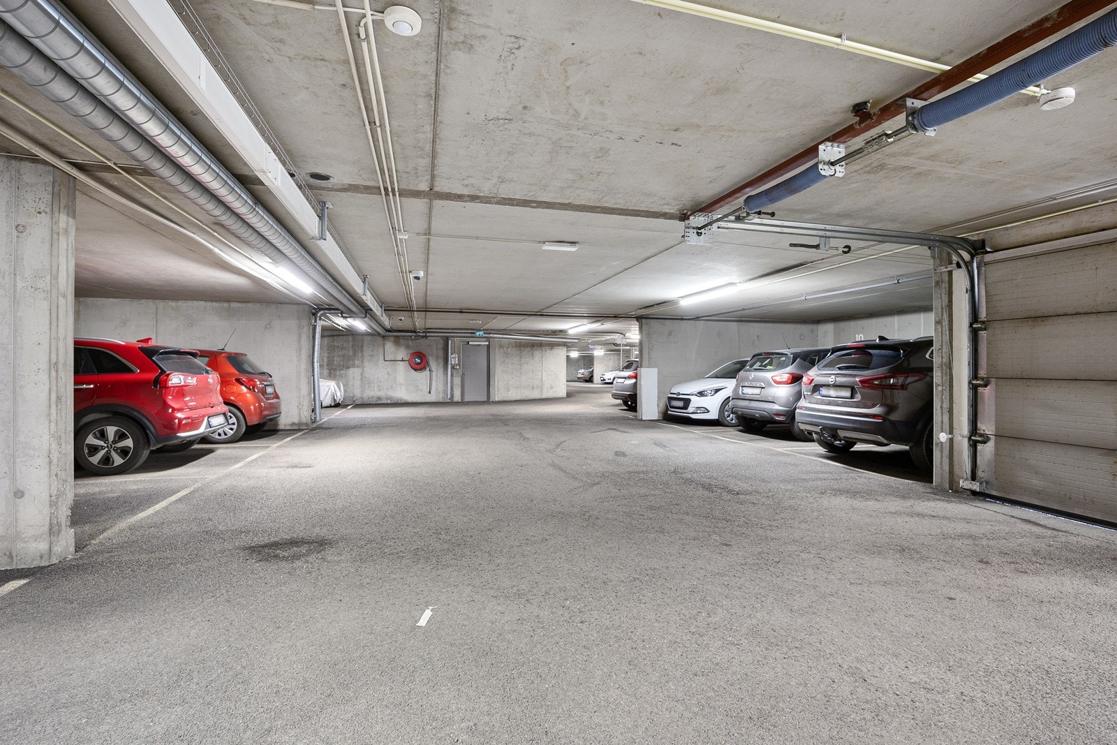 Leiligheten disponerer egen garasjeplass i en felles parkeringskjeller. Galleribilde