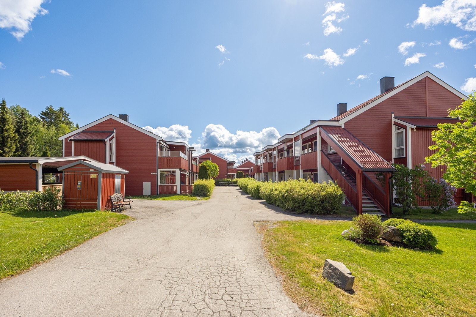 Fellesområdene er pent opparbeidet med benker, grøntarealer og asfalterte interveier. Galleribilde