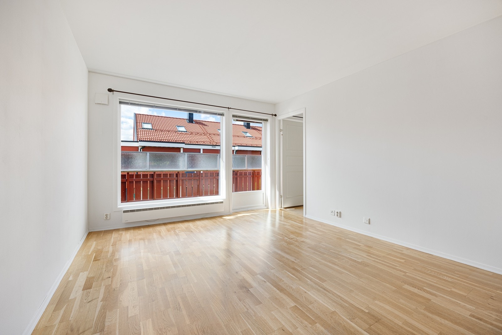 Fra stuesonen er det utgang til balkongen. Galleribilde