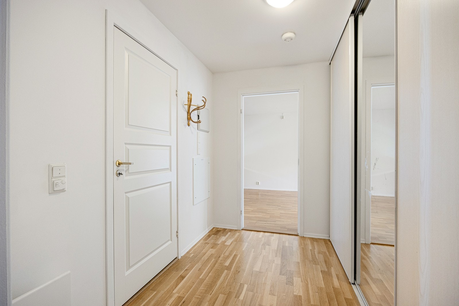 En stor, plassbygget skyvedørsgarderobe sørger for praktisk oppbevaring av ytterklær og sko. Galleribilde