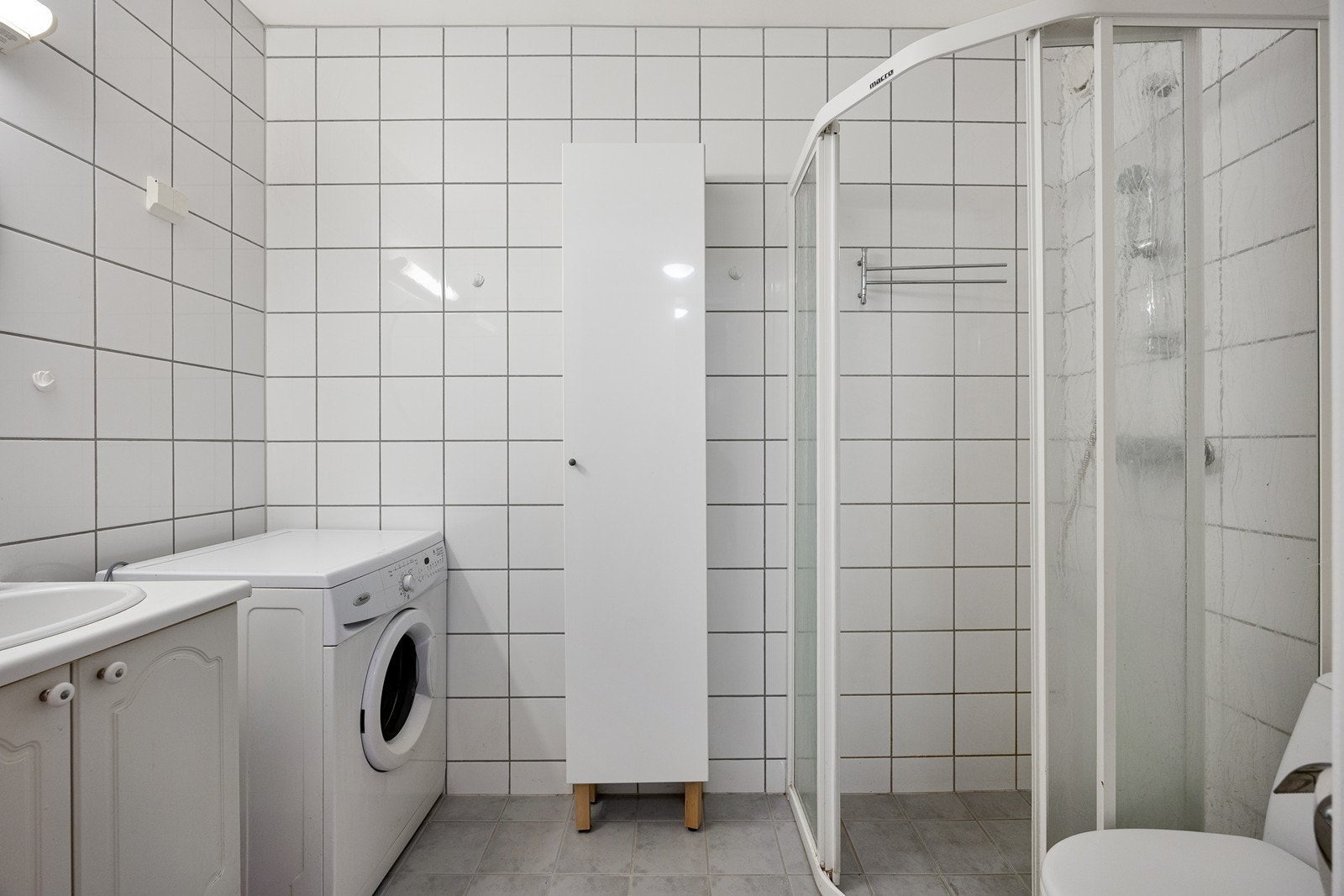 Det helflisede badet har lun gulvvarme. Galleribilde
