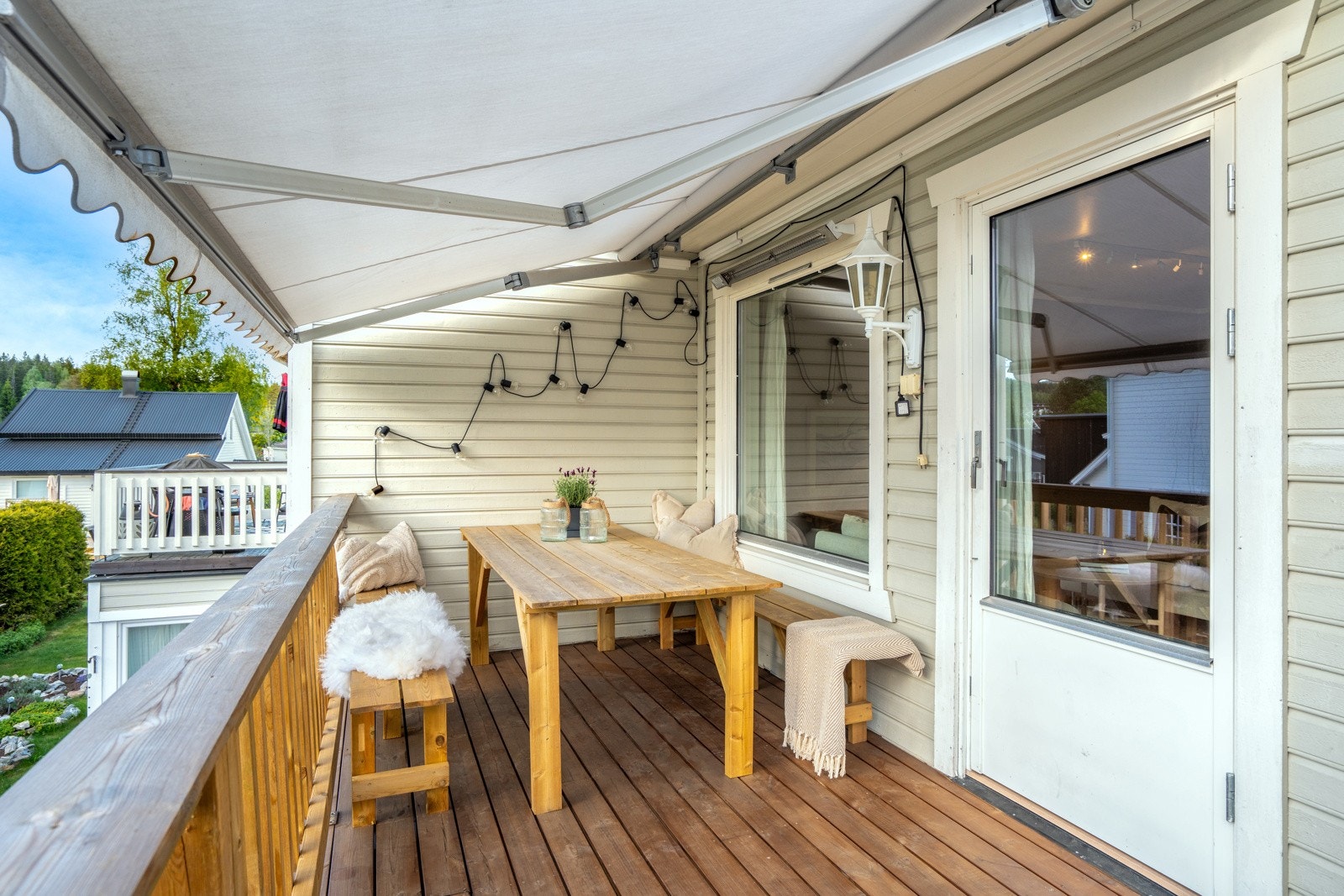 Det er montert markise over deler av balkongen som skjermer godt for solen på de varmeste dagene. Galleribilde