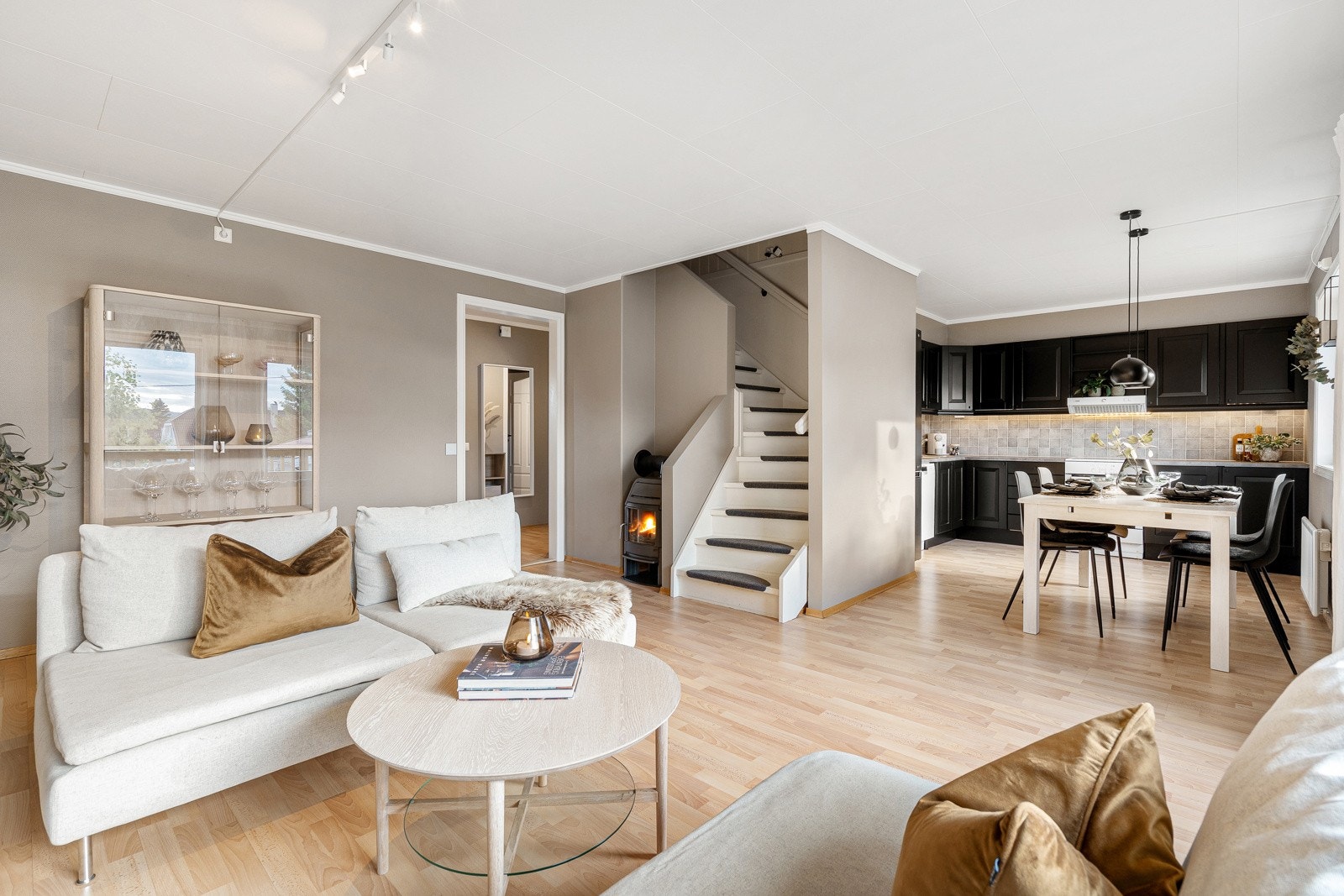 Midt i rommet er det installert en moderne peisovn som varmer godt på kalde dager og gir en lun atmosfære, varme og hygge. Galleribilde