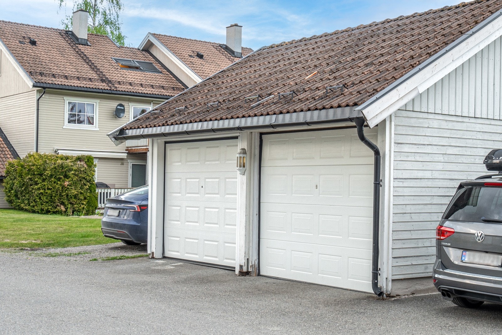 Leiligheten disponerer en fast garasjeplass like utenfor boligen, samt en biloppstillingsplass ved siden av ifølge selger. Det er sportsbod i bakkant av garasjen. Galleribilde