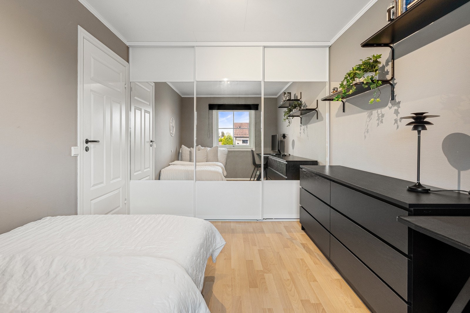 Langs med den ene langveggen er det bygget inn en flott skyvedørsgarderobe. Galleribilde