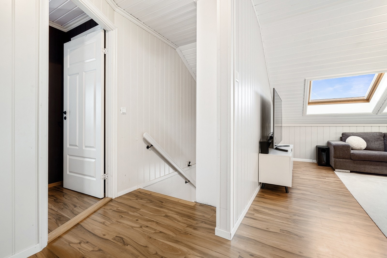 På veggen i trappeoppgangen er det montert en luft-til-luft varmepumpe som bidrar til en jevn innetemperatur året gjennom. Galleribilde