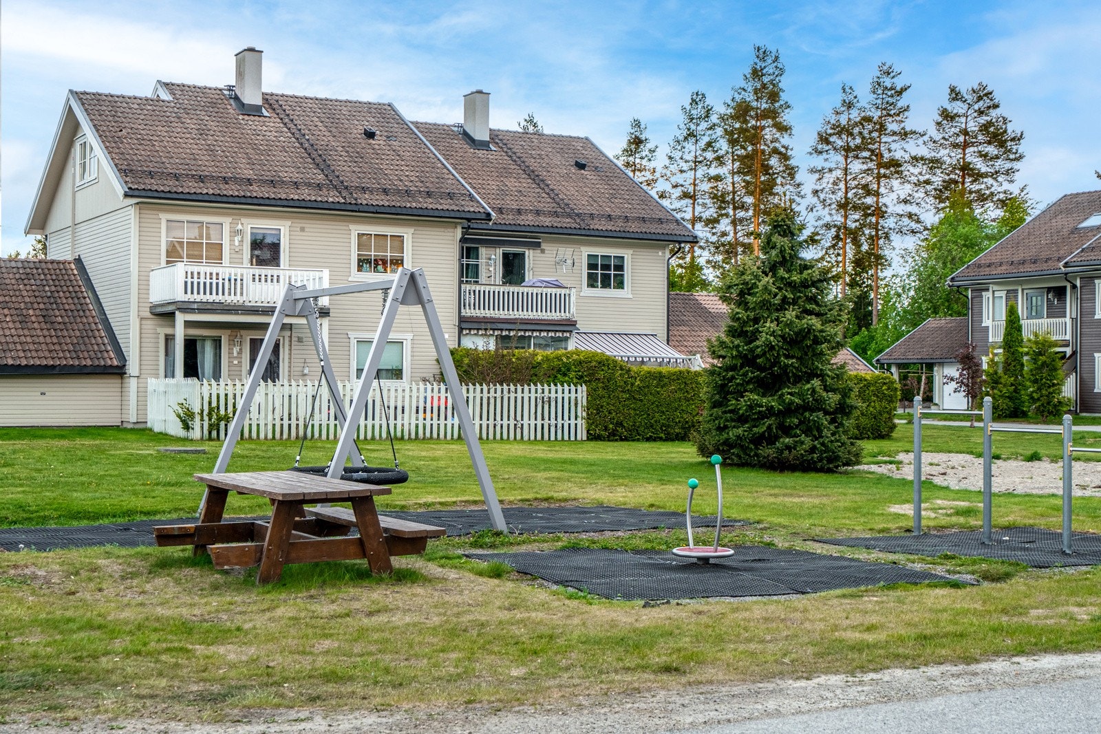 Felles eiet tomt i sameiet på 9.487,3 kvm. Tomten er pent opparbeidet med stort felles grøntareal i midten av boligene, bord m/benker, lekeplass, samt asfalterte internveier og parkeringsarealer. Galleribilde