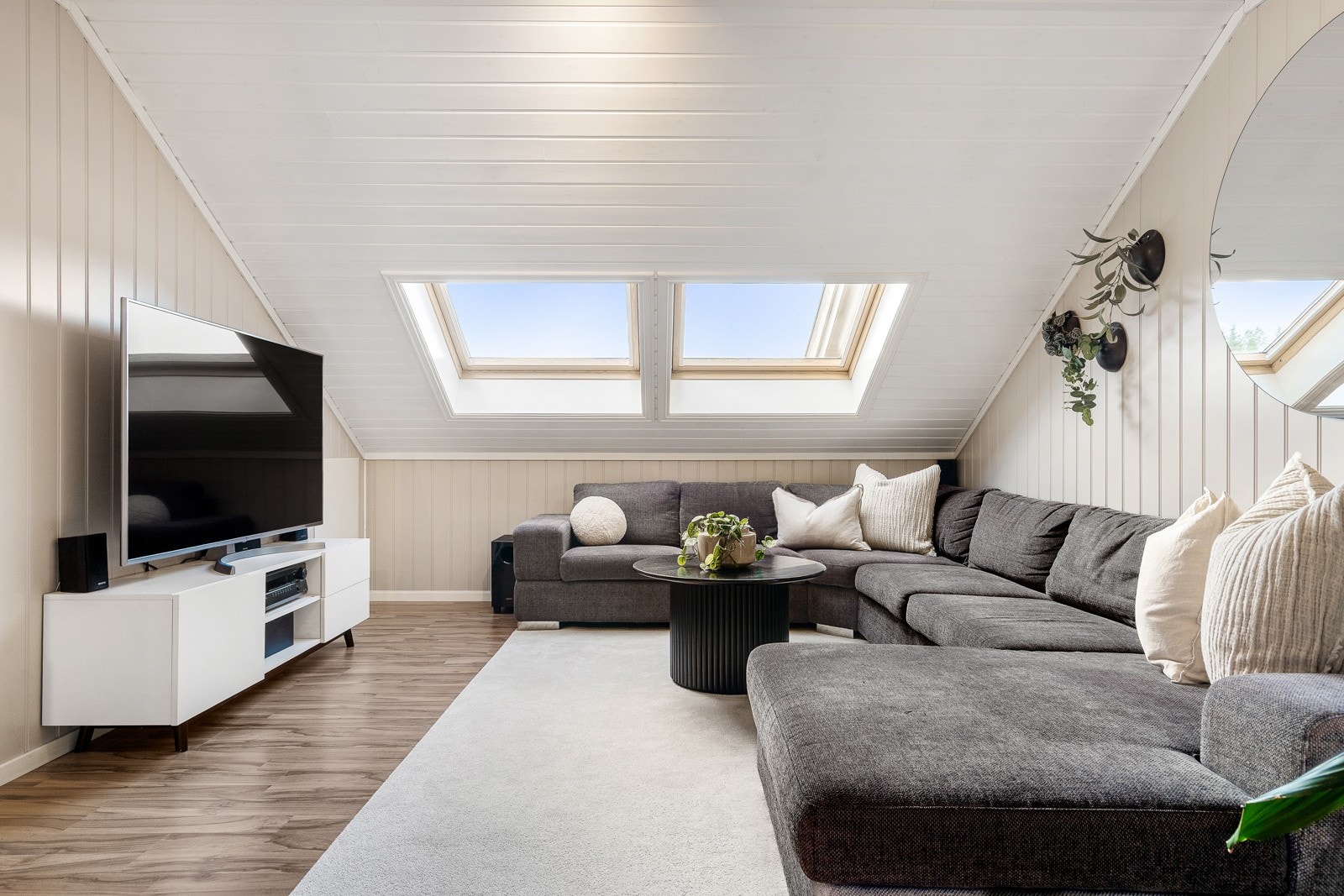 Rommet har malt smartpanel på veggflater, panel i himling og laminat på gulv. Galleribilde