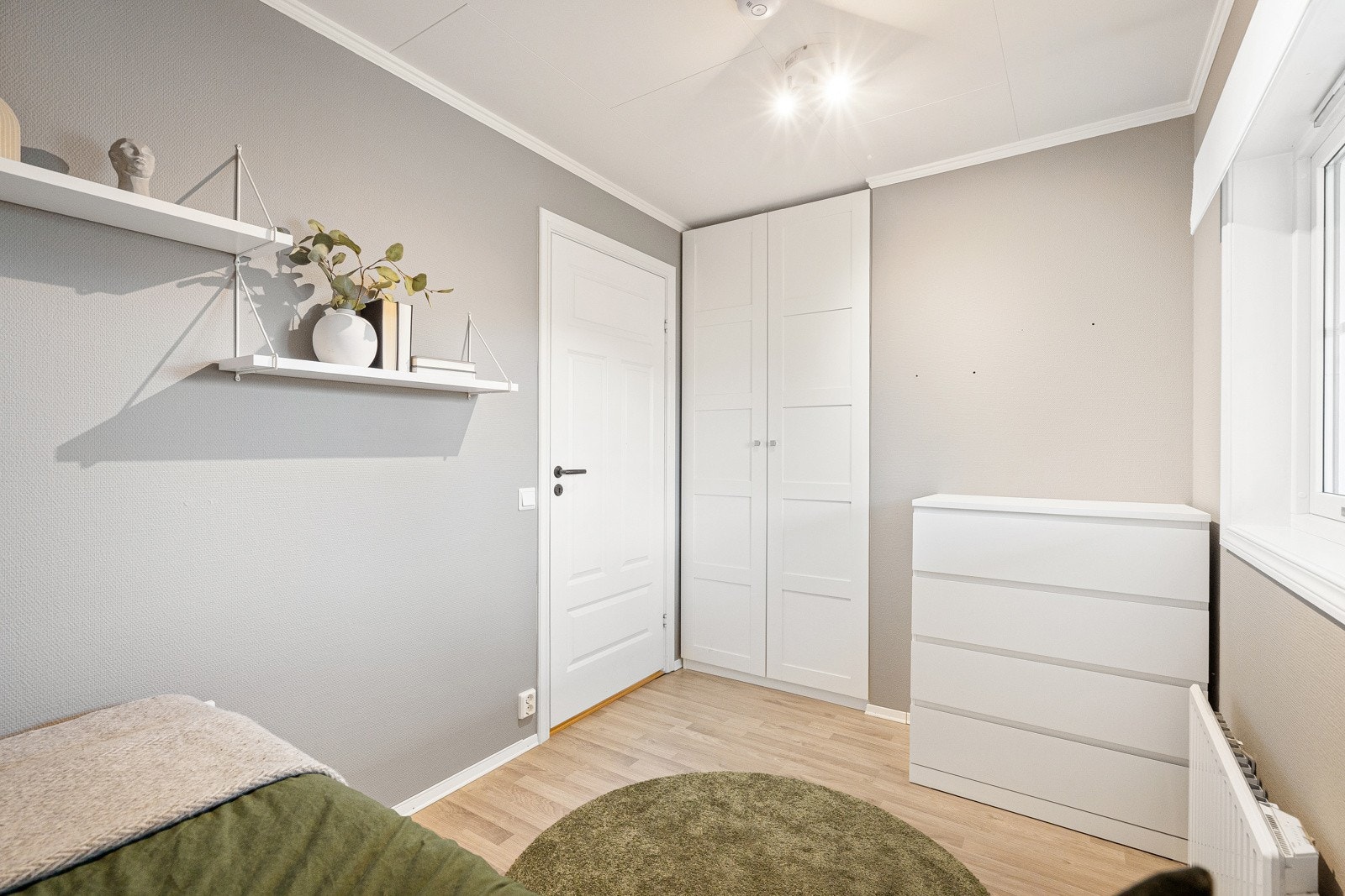 Det er satt inn garderobeskap i egen nisje i vegg. Galleribilde