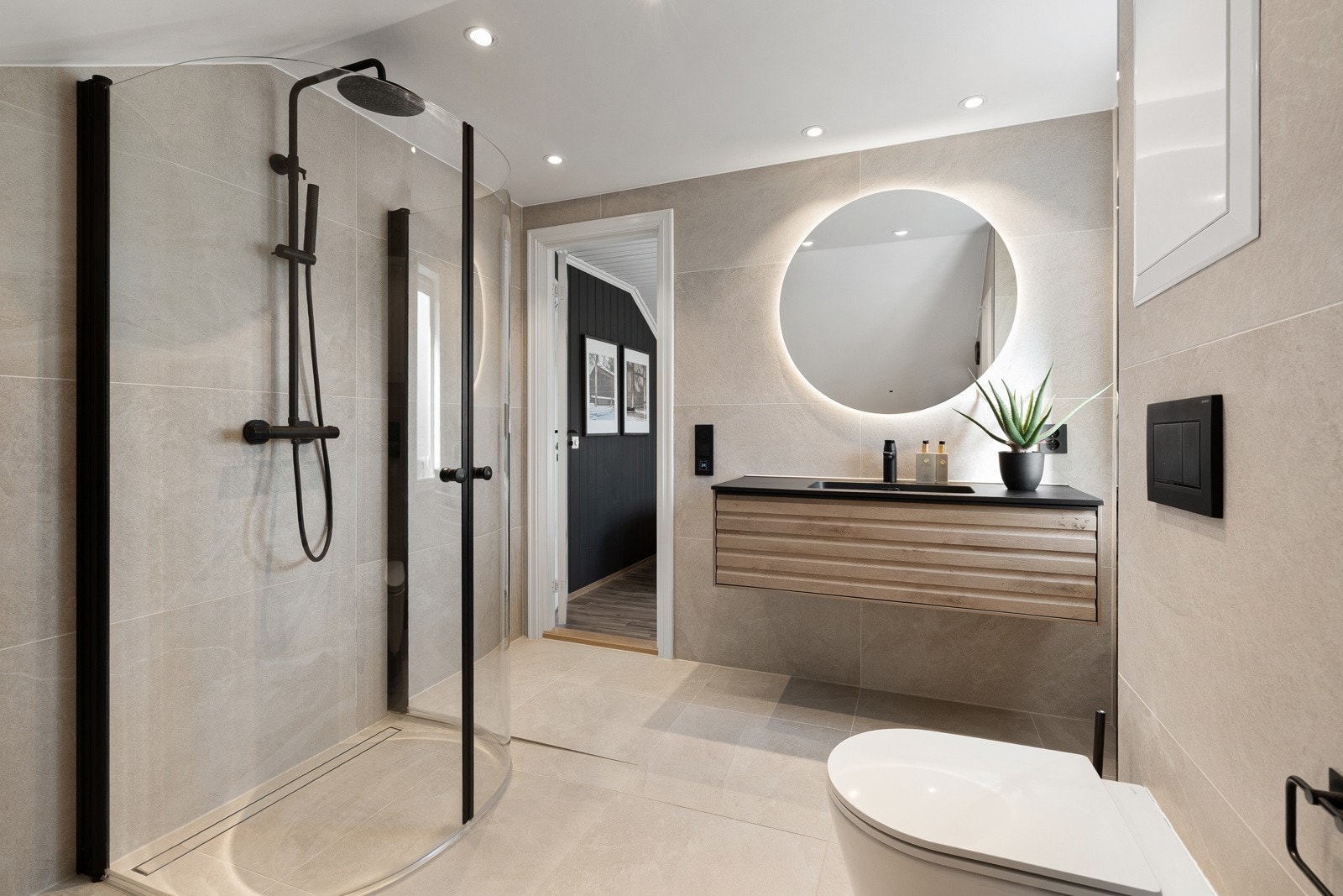 Smakfullt hovedbad (nytt i 2023) med delikate storformatfliser på gulv- og veggflater og varmekabler i gulv - FDV dokumentasjon foreligger. Badet er direkte tilknyttet boligens hovedsoverom. Galleribilde