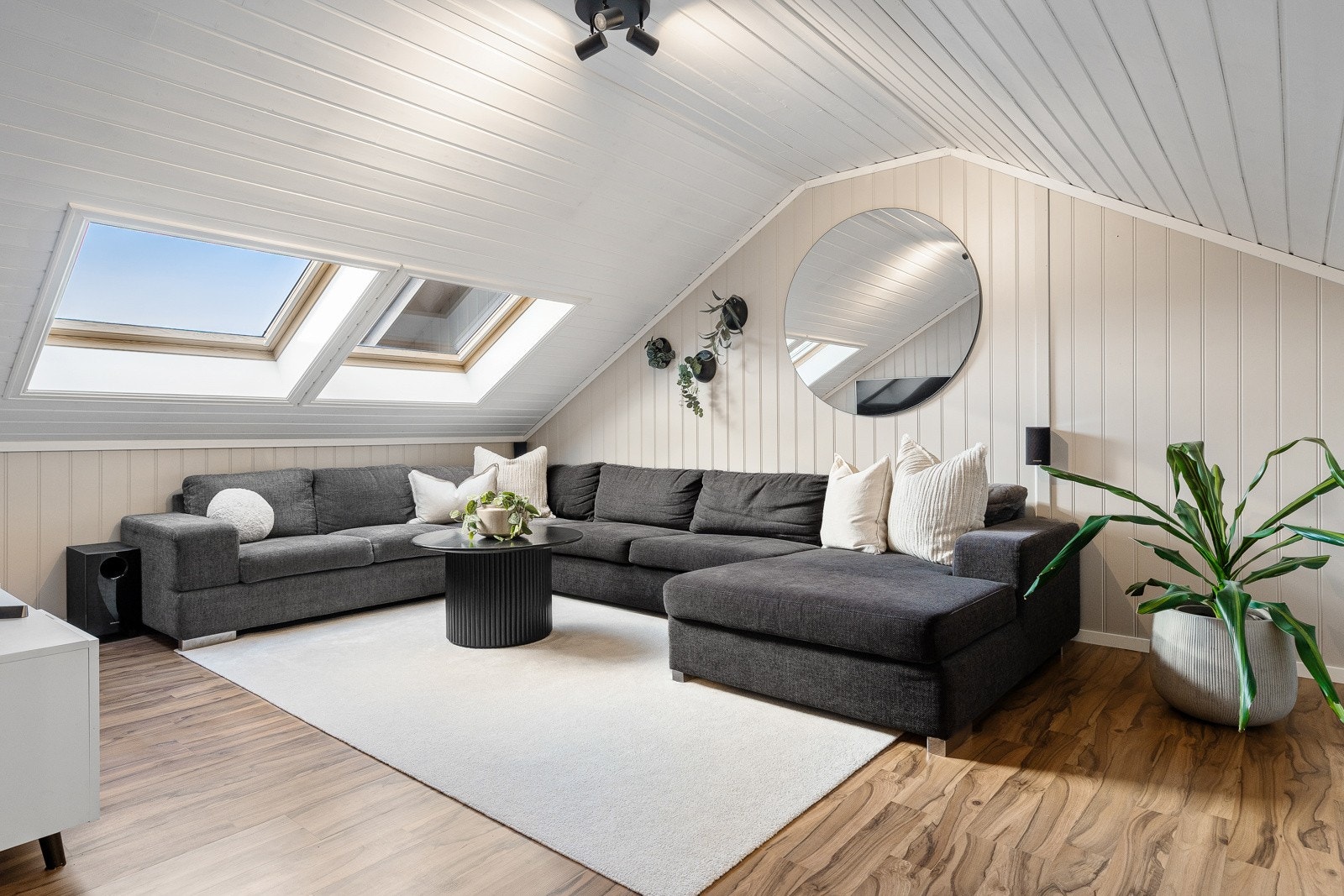 Koselig Tv-stue i boligens loftetasje med sjarmerende skråtak og store skylight vinduer i himlingen. Rommet har god plass til sofa og Tv-løsning, noe som gir ekstra spillerom og privatliv hos familier. Galleribilde
