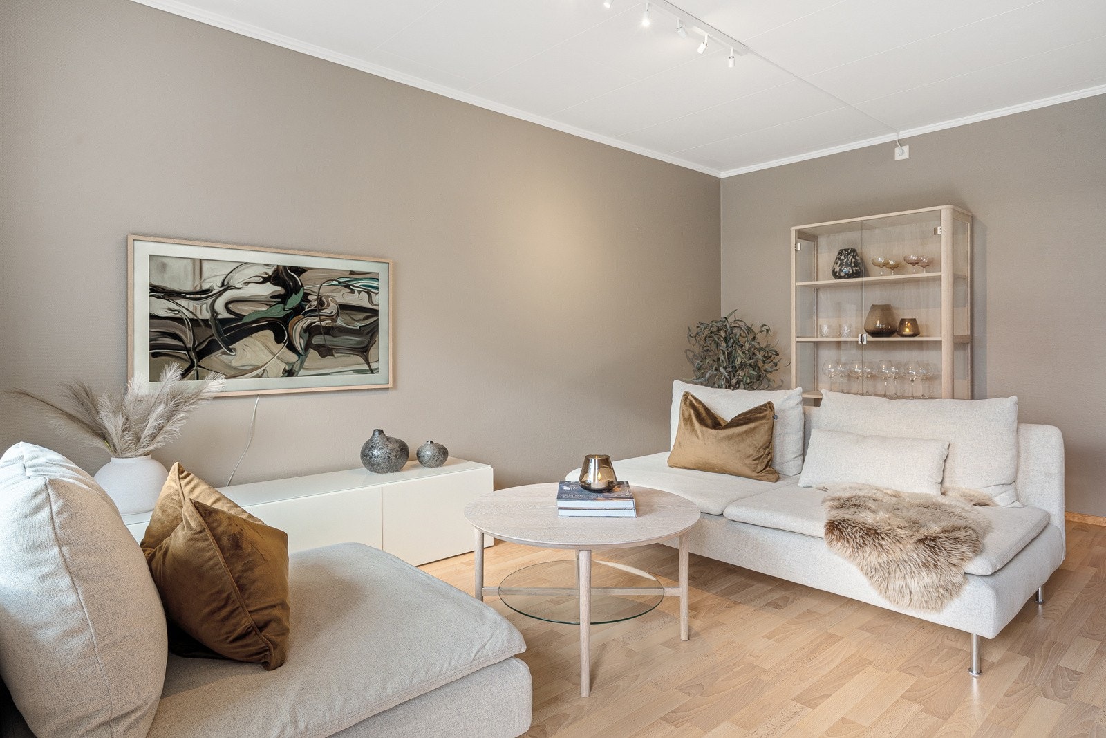 Her er det god plass for sofaløsning med tilhørende møblement. Galleribilde