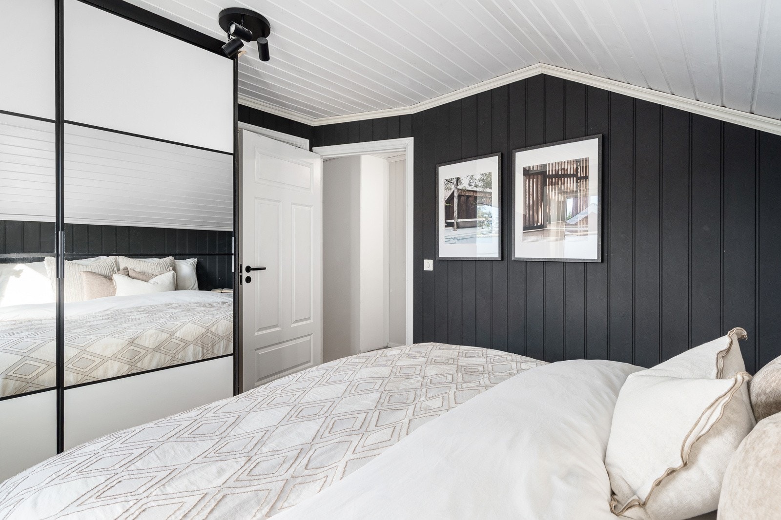Det er bygget inn en stilren skyvedørsgarderobe i vegg. Galleribilde