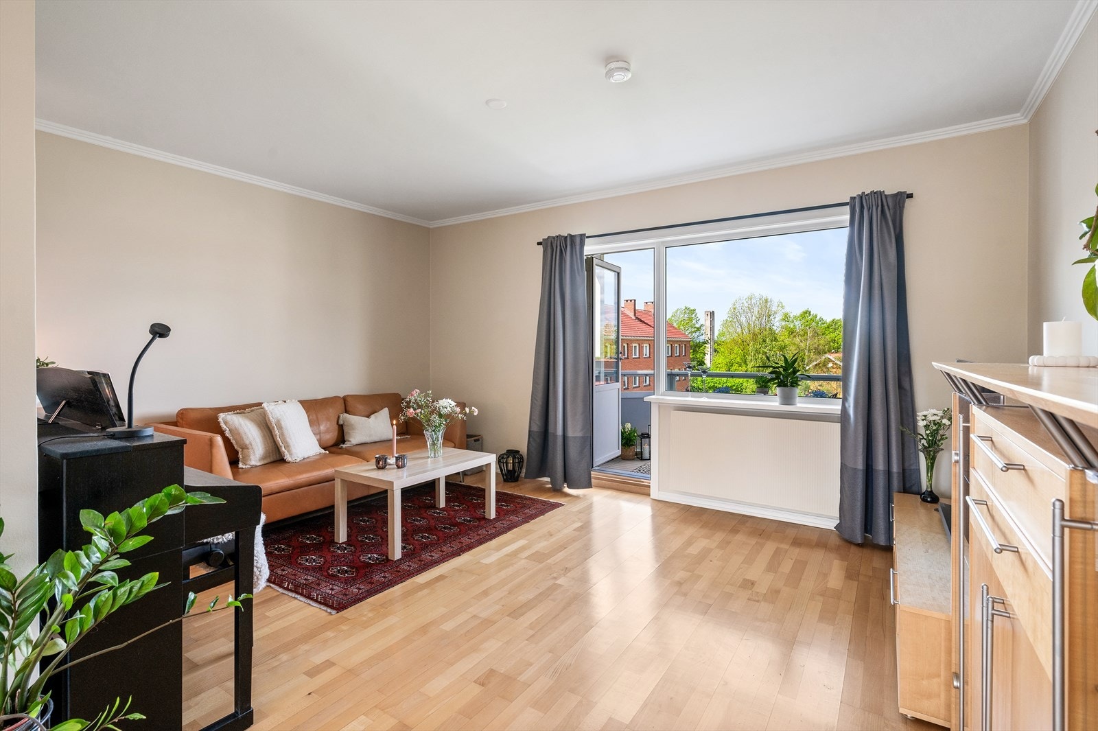 Lys og fin stue med god plass til både en sofagruppe og tilhørende TV-møblement. Galleribilde