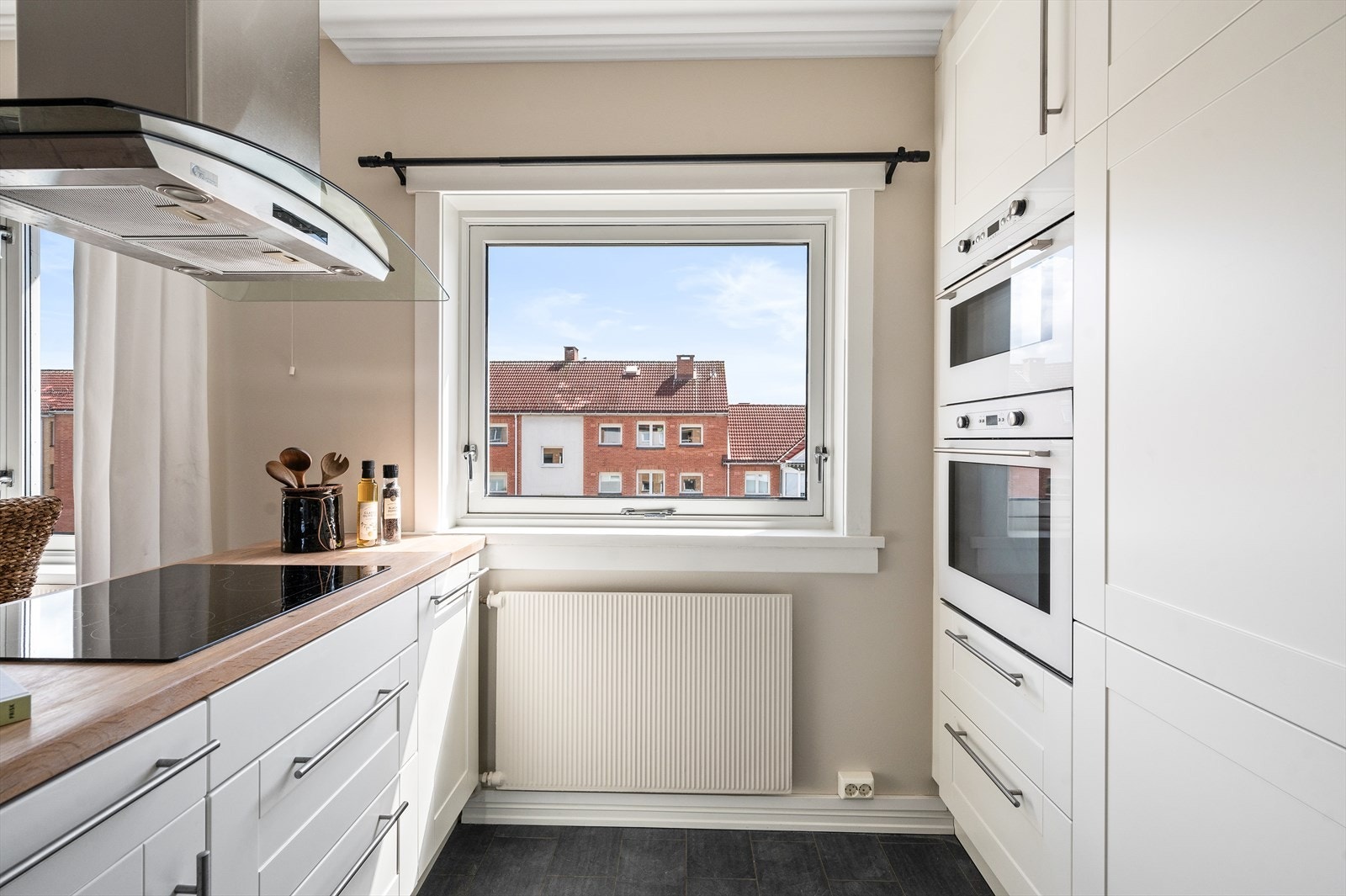 Kjøkkenet er utstyrt med integrerte hvitevarer, inkludert platetopp, komfyr og oppvaskmaskin, mikrobølgeovn og kjøl/frys. Galleribilde