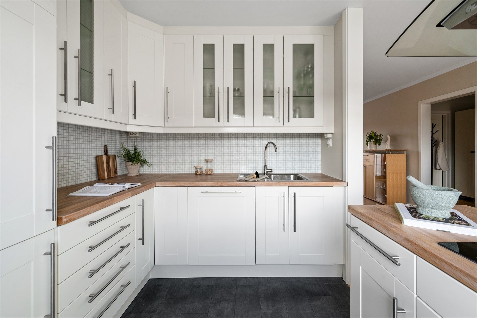 Hele stuen og kjøkkenet er nymalt i fargen soft touch fra jotun. Galleribilde