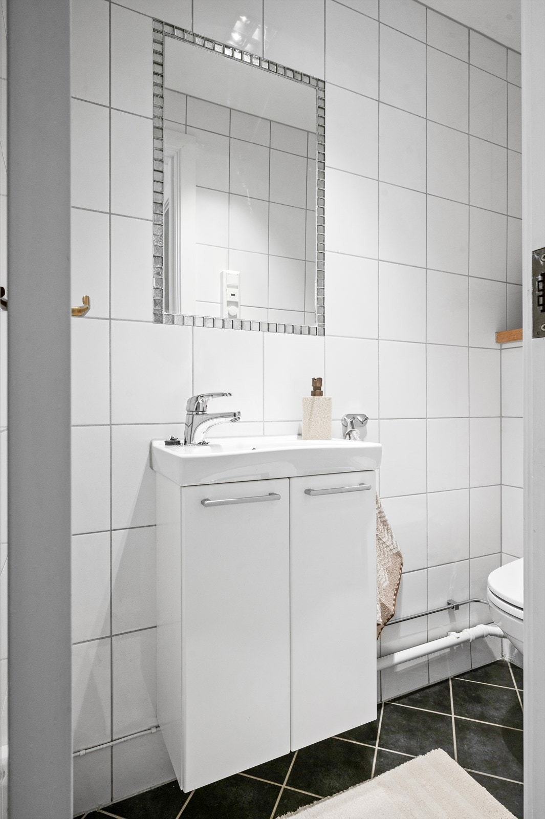 Separat toalettrom med tilkomst fra entreen. Galleribilde