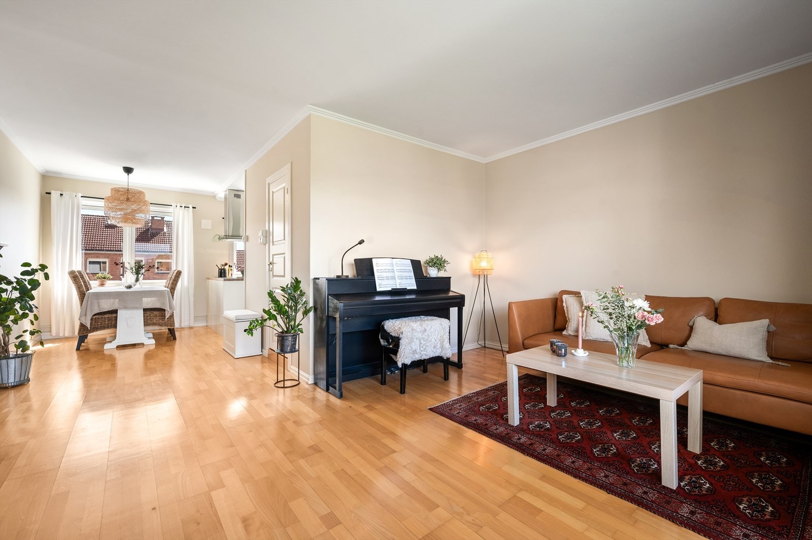 Stuen er et naturlig sted å invitere til sosiale sammenkomster med familie og venner. Galleribilde