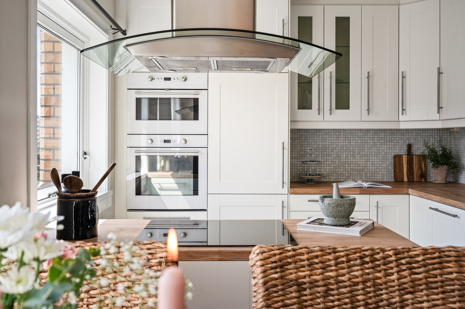 Kjøkkeninnredningen er fra 2010 og er pent utført med profilerte fronter og heltre benkeplate med integrert vask. Galleribilde