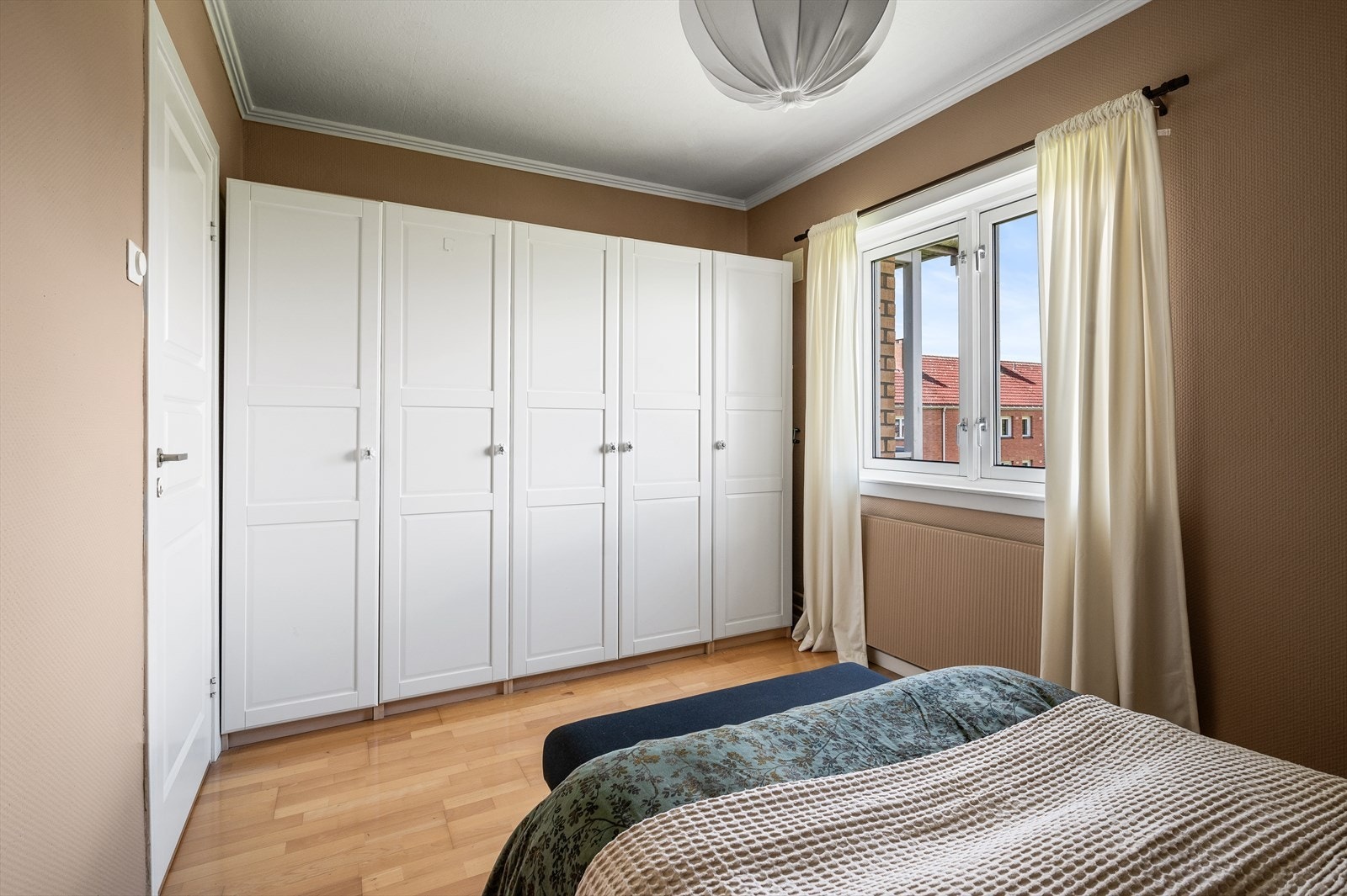 Gode oppbevaringsmuligheter i garderobeskap. Galleribilde