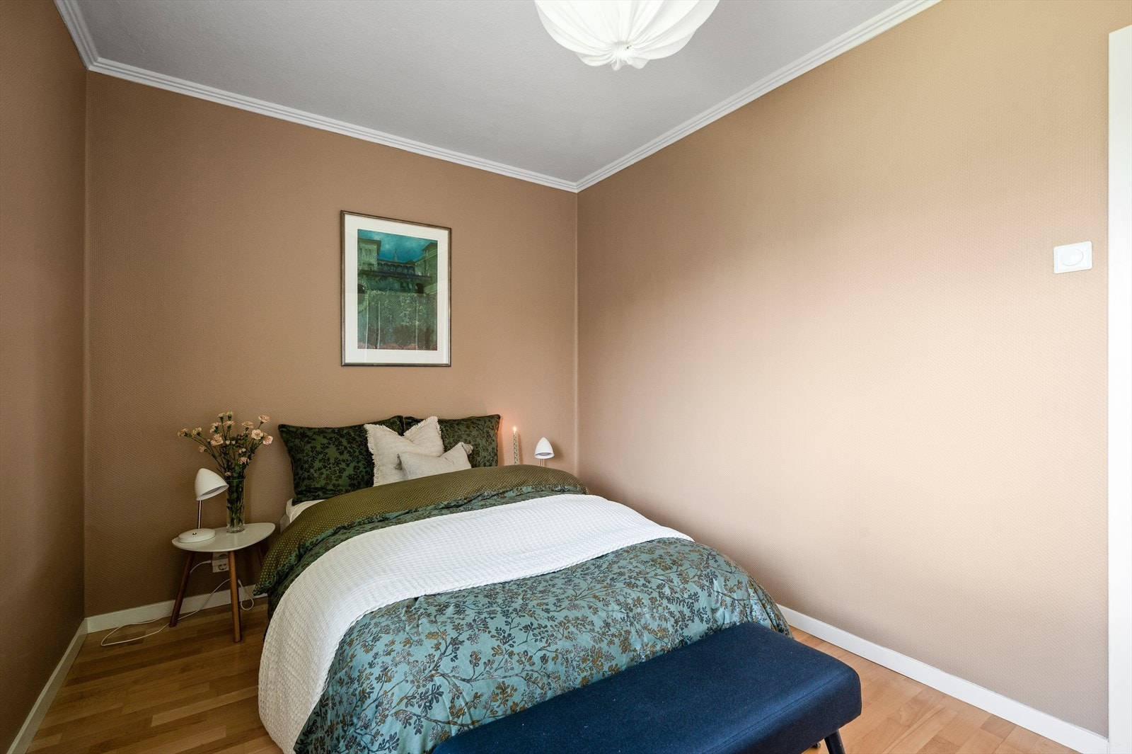 Hovedsoverommet er romslig med plass til en stor dobbeltseng og nattbord. Galleribilde