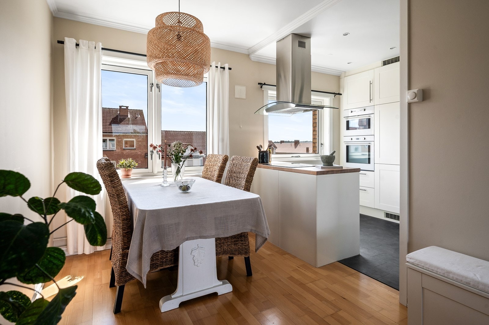 Kjøkkenet ligger i åpen løsning mot stuen. Galleribilde