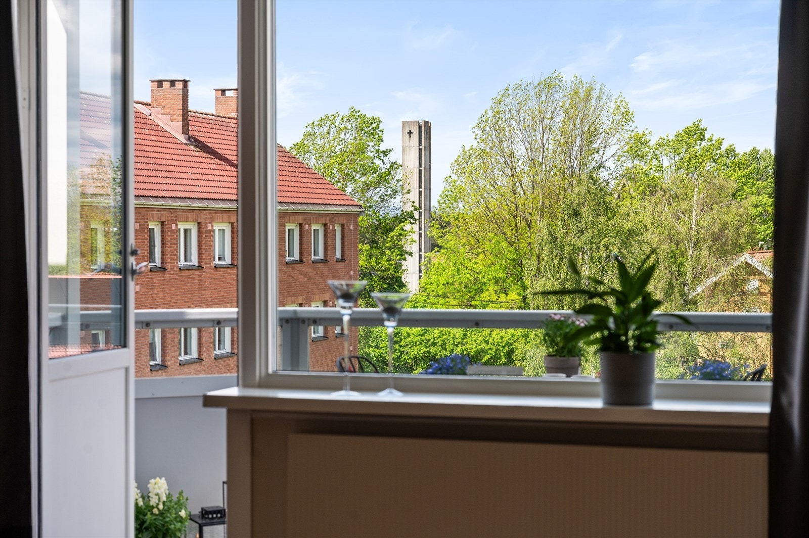 Fra stuen er det utgang til en solrik balkong på 7 kvm. Galleribilde