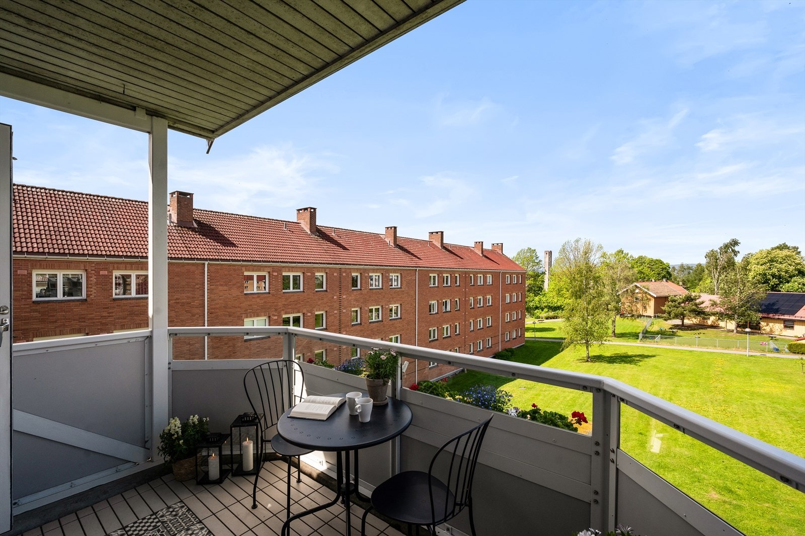 Her bor man skjermet til med god intern beliggenhet i 4.etasje. Til venstre for balkongen er det ingen andre som har balkong. Her kan du derfor nyte solen i fred og ro. Galleribilde