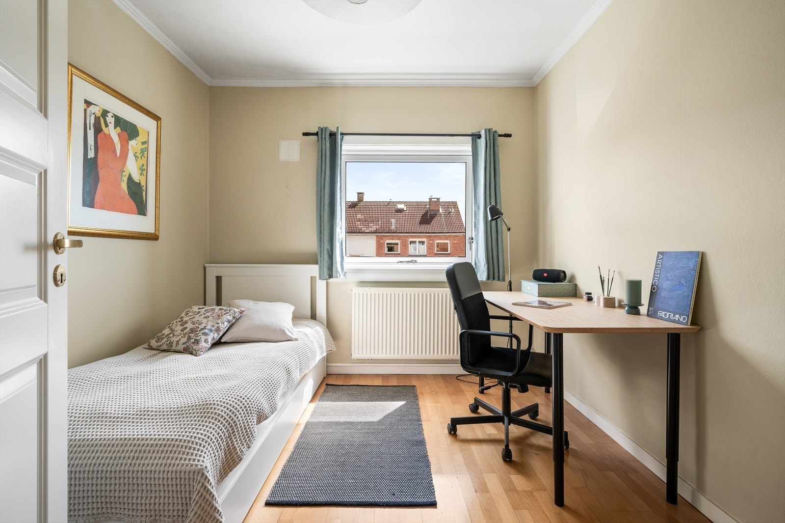 Det andre soverommet er også av god størrelse med plass til en seng og annet ønskelig møblement. Galleribilde